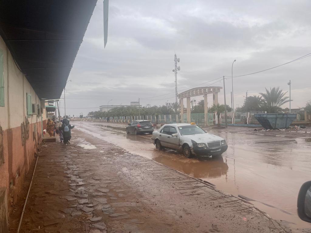 صورة من مخلفات التساقطات المطرية صباح اليوم في مدينة ازويرات