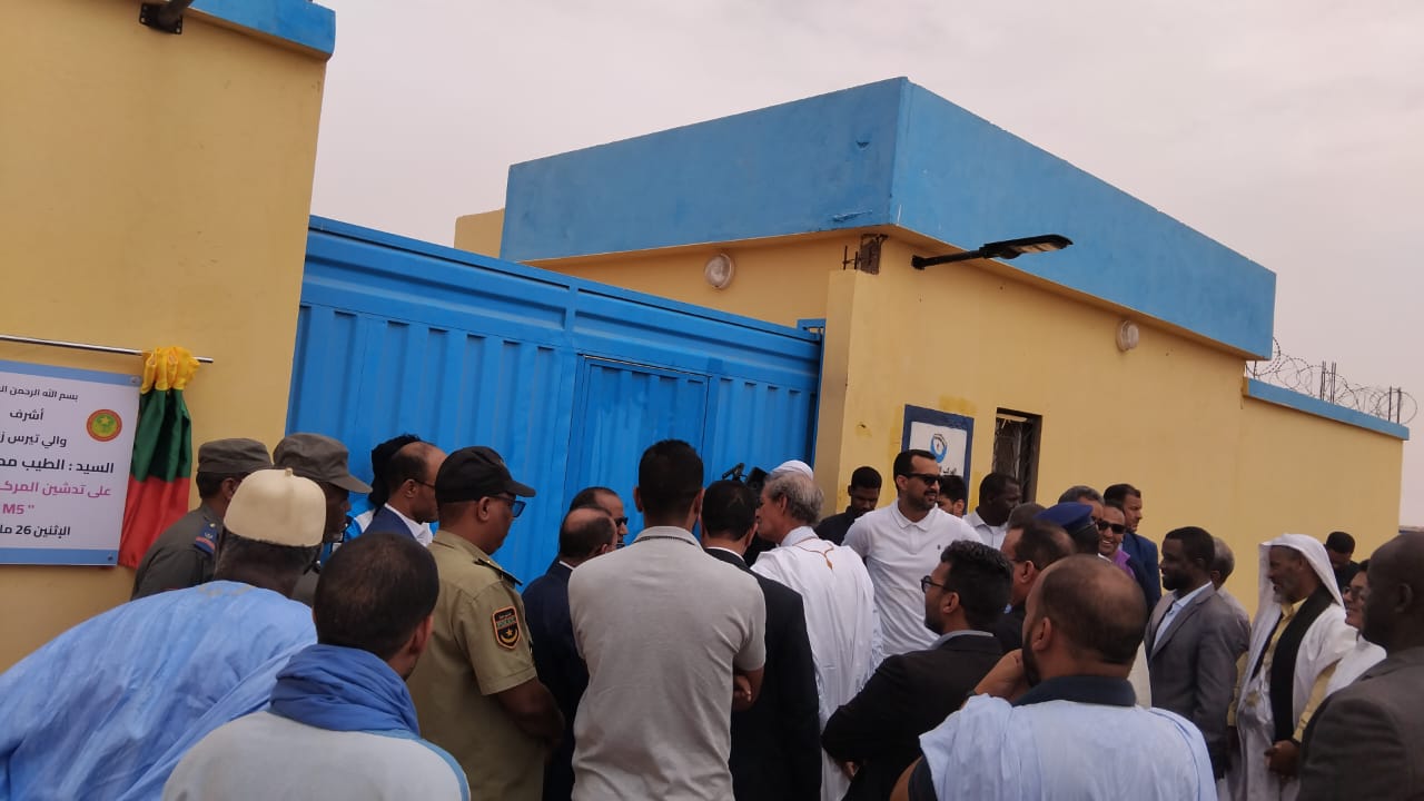 الوفد ينتظر الحارس والمفتاح تحت أشعة الشمس