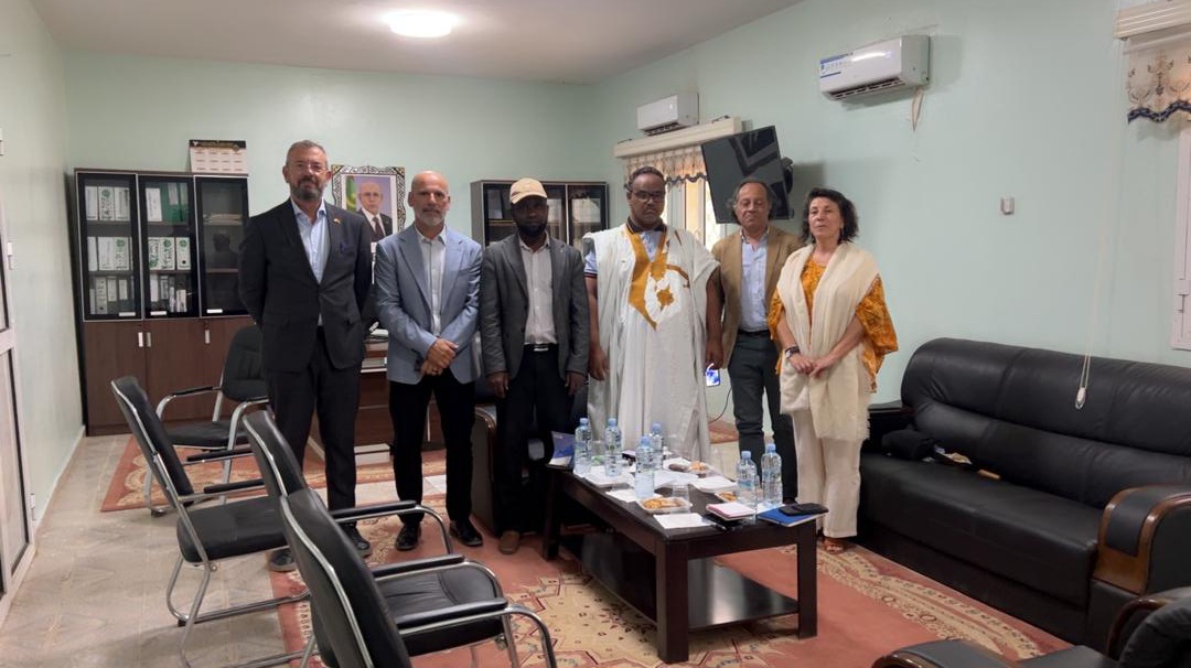 عمدة بلدية ازويرات المساعد يبحث مع وفد من الاتحاد الأوروبي سبل تعزيز مكافحة الهجرة غير النظامية
